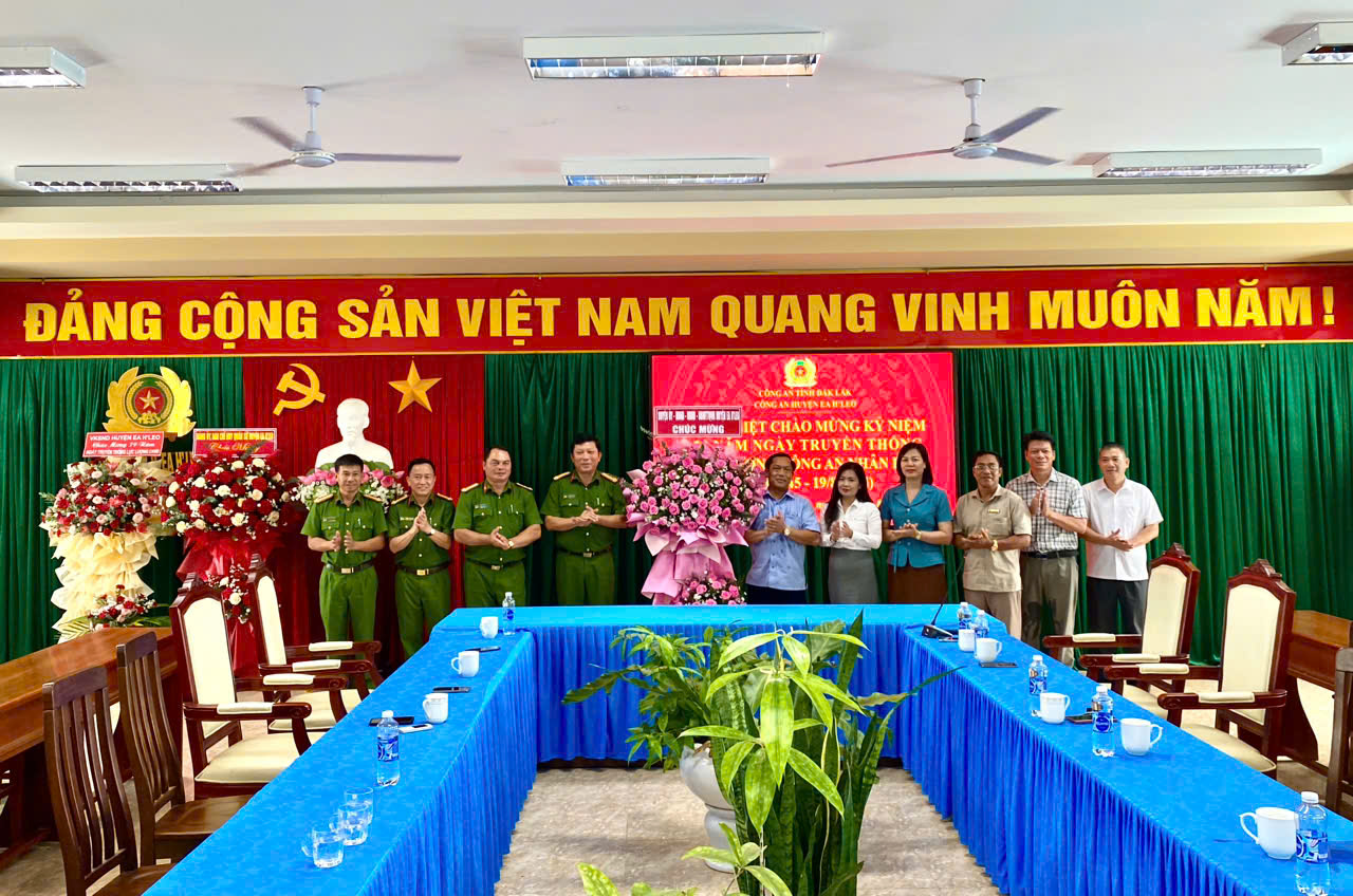 Các đồng chí lãnh đạo huyện chúc mừng Công an huyện Ea H'Leo nhân Ngày truyền thống lực lượng Công an nhân dân (19/8)